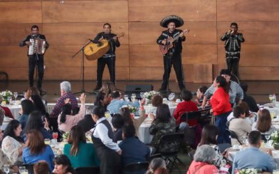 Con bailes y mariachis la Corporación Municipal de Educación de Puente Alto celebró a los abuelitos cuidadores